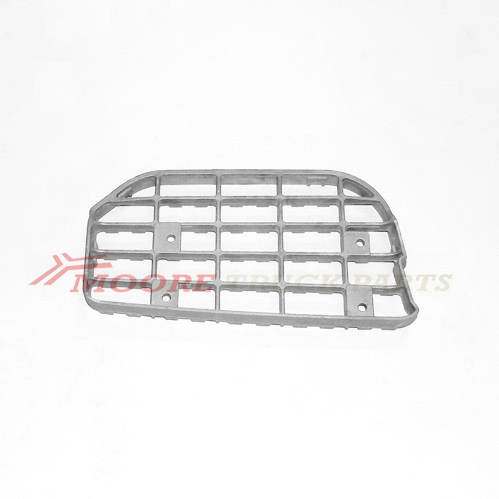 Step Plate R/H Right Hand  –  Upper  –  With 5 Holes Grid  –  To Suit Nissan UD LK / MK / To Suit Nissan UD PK (07/95-11)