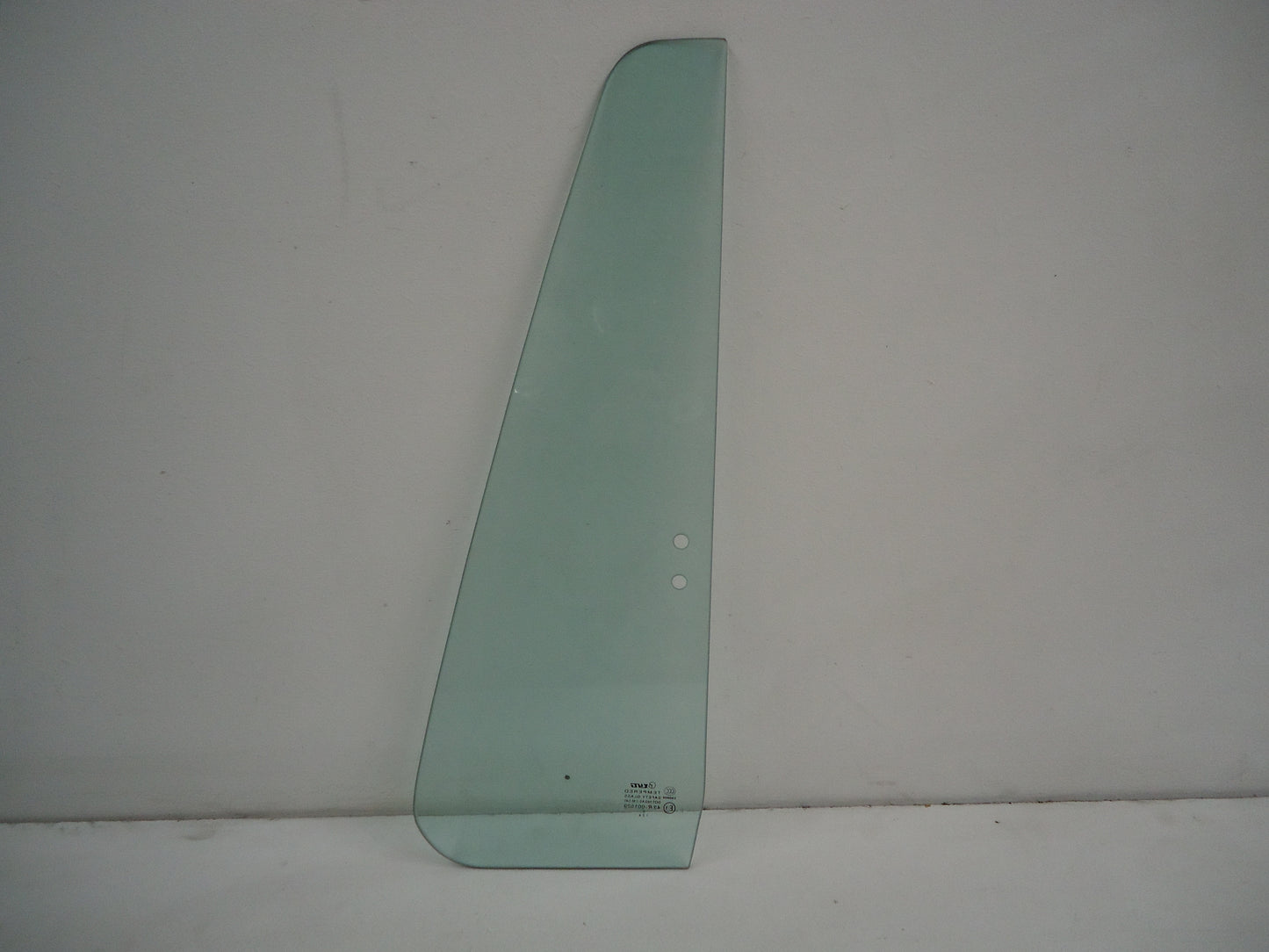 Door Curb Sight Glass L/H Left Hand  –  With 5 Holes  –  To Suit Isuzu F Series (86-96)